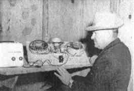 Bild 1: Lester Hendershot und sein Generator (ca. 1950)